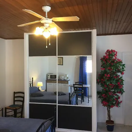D'hotes Des Romarins Bed & Breakfast