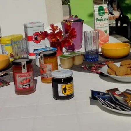 D'hotes Des Romarins Bed & Breakfast